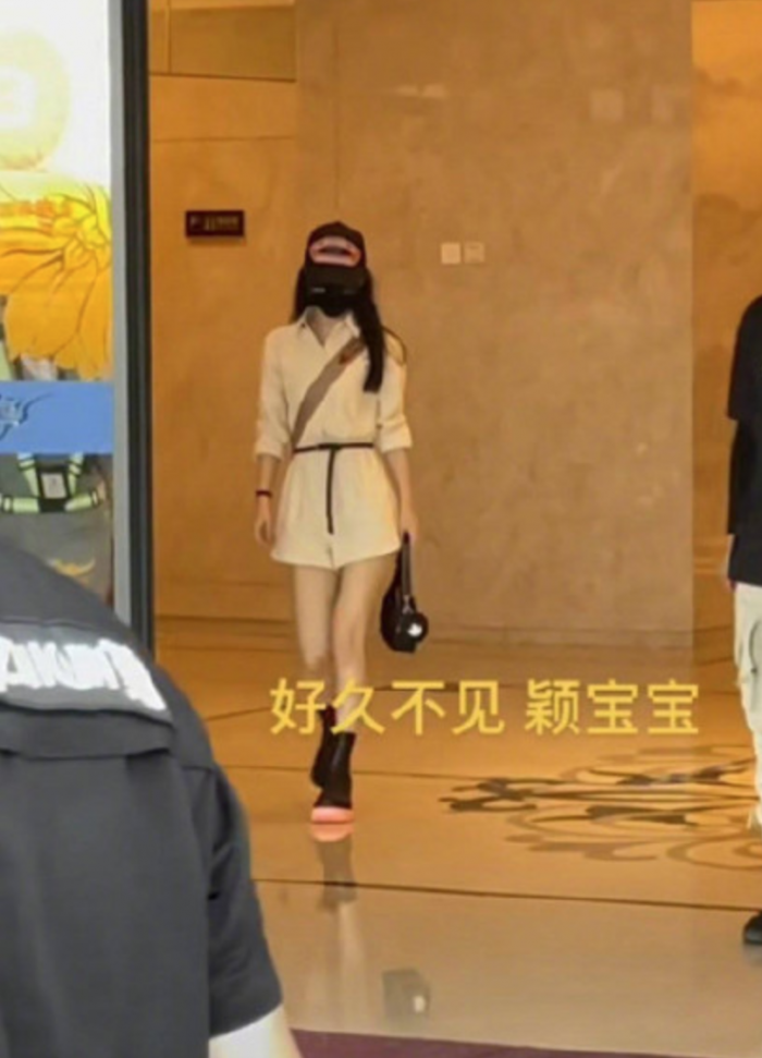 赵丽颖抵达桂林录制《中餐厅》 休闲装戴帽子口罩低调十足