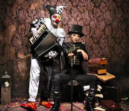 陈龙章龄之结婚照创意十足 小丑与魔术师造型暗黑大胆