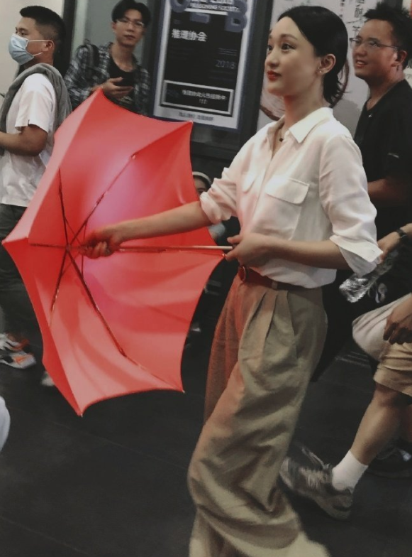 周迅手持红伞时，也太有氛围感了，“上班图”火上热搜