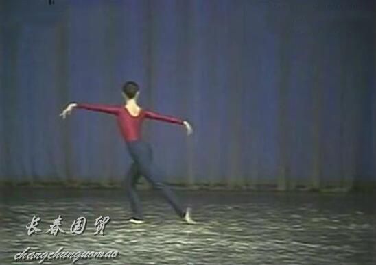 “晴儿”王艳33年前舞蹈比赛画面曝光，身材高挑舞姿曼妙
