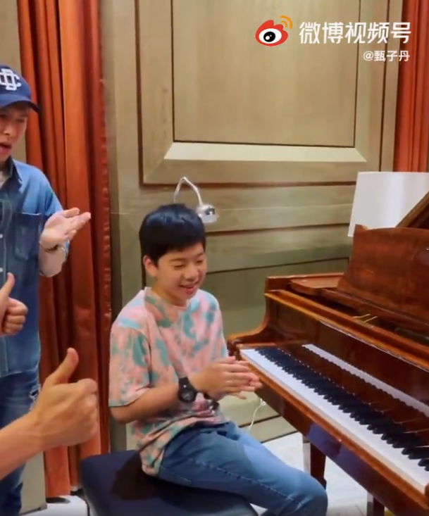 甄子丹晒儿子弹钢琴视频 骄傲称赞“帅爆了”