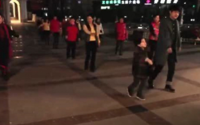 欢喜猎人花絮：饺子跳广场舞有模有样，一看就是奶奶带大的