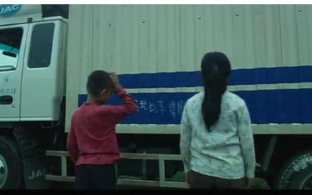 惊天：两小孩贪玩，看见货车上的字，马上报警，警察赶到封锁现场