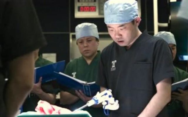 黑色止血钳：医生们在手术室练习心脏手术