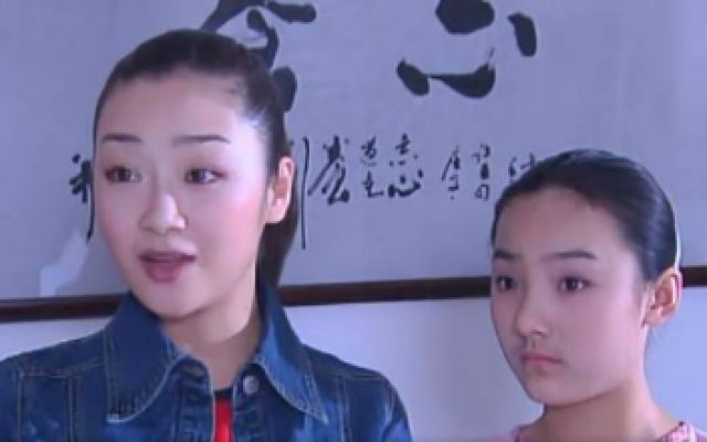 天眼：美女为了讨好小伙，给他妹妹买了一堆衣服，被小伙狠狠拒绝