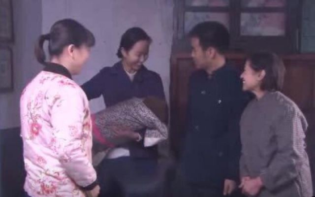 不孕夫妇领养孩子，一开始爱不释手