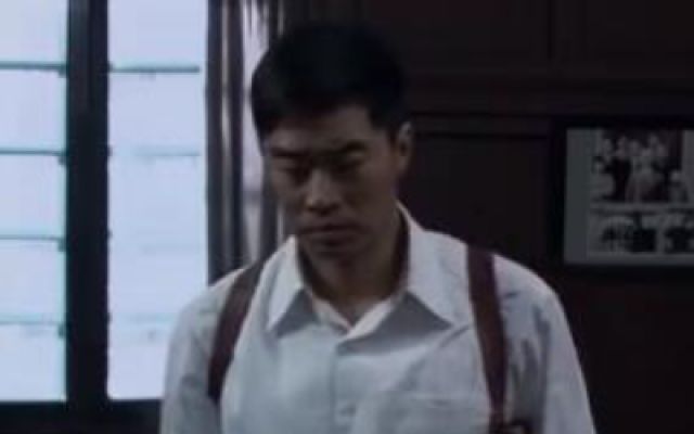 母亲把父亲的死的真相告诉了孝成，其实他父亲是国党杀死的