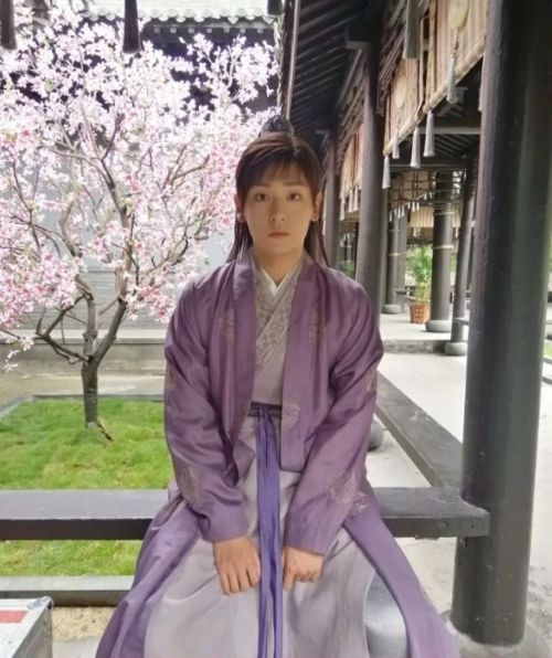 皎若云间月
